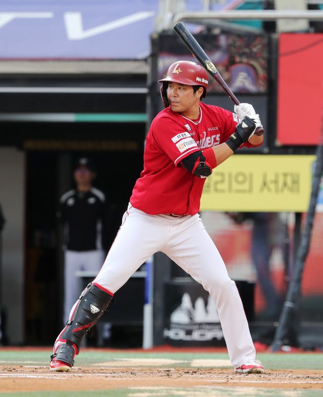 SSG 베테랑 타자 한유섬은 20일 수원KT위즈파크에서 열린 KT전에 5번 지명타자로 선발출전해 5타수 3안타 3타점 맹타로 팀의 5-3 승리를 이끌었다. 한유섬은 8월 타율 0.381을 기록하며 최근 뜨거운 타격감을 자랑하고 있다. 사진제공｜SSG 랜더스