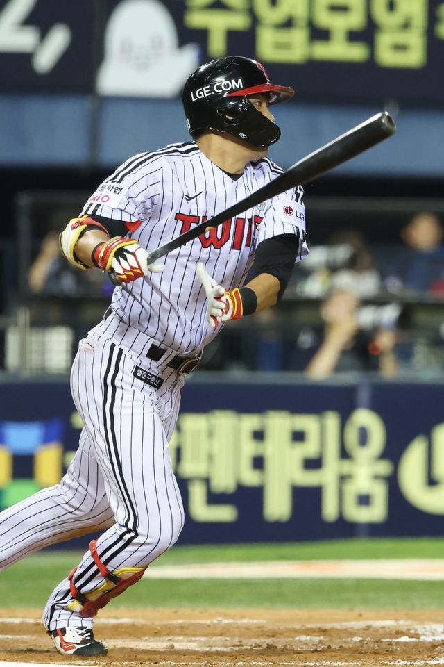 LG 천성호(사진)는 20일 잠실 롯데와 홈경기에서 2번타자 우익수로 선발출전해 4타수 2안타를 기록했다. 문성주의 부상으로 선발출전 기회를 잡아 이를 완벽하게 살리며 눈도장을 찍었다. 사진제공｜LG 트윈스
