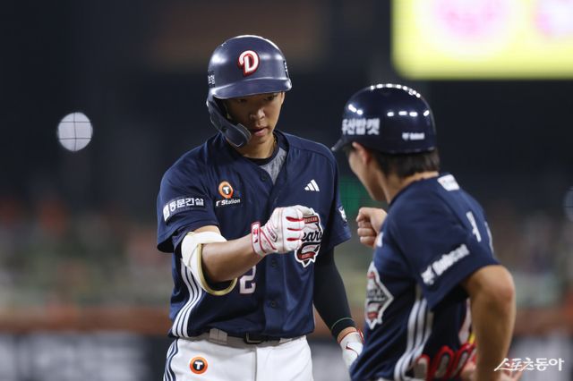두산 김민석이 20일 대전 한화전에서 결승타 포함&nbsp;4타수 2안타 3타점의 맹타를 휘두르며 팀의 13-9 승리를 이끌었다. 김민석이 2회초 2타점 2루타를 쳐낸 뒤 김재현 코치와 하이파이브를 하고 있다. 사진제공｜두산 베어스