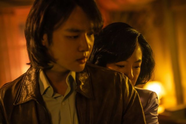 유혈이 낭자한 악인 서사 속 유일하게 로맨스를 꽃피운 그는 함께 호흡을 맞춘 임수정의 연기에 감탄했다 전하며, 언젠가 꼭 다른 작품에서 만나고 싶다는 바람을 드러내기도 했다. 사진제공 | 월트 디즈니 컴퍼니 코리아