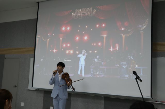 다산콜재단 직원들을 위한 공연에 앞서 마이크를 잡고 멘트를 하고 있는 KoN