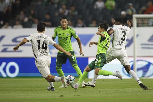 강원은 20일 전주월드컵경기장에서 열린 전북과 코리아컵 준결승 1차전 원정경기에서 1-1로 비겼다. 김영빈에게 선제골을 내줬지만 구본철의 동점골로 적지에서 소중한 무승부를 거뒀다. 경기 도중 권창훈(오른쪽 2번째)을 향해 강한 압박을 가하는 강원 선수들. 사진제공│대한축구협회