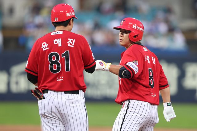 KIA 이창진(오른쪽)은 19일 광주 키움전에서 9회초 수비 도중 왼쪽 정강이를 다쳤다. 그는 20일 병원검진 결과 왼쪽 발목 인대 손상 진단을 받았다. 2주 뒤 병원 재검진에 나설 계획이다. 사진제공｜KIA 타이거즈