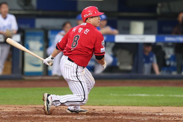 KIA 이창진은 19일 광주 키움전에서 9회초 수비 도중 왼쪽 정강이를 다쳤다. 그는 20일 병원검진 결과 왼쪽 발목 인대 손상 진단을 받았다. 2주 뒤 병원 재검진에 나설 계획이다. 사진제공｜KIA 타이거즈