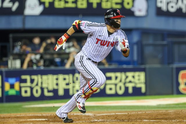 LG 천성호(사진)는 20일 잠실 롯데와 홈경기에서 2번타자 우익수로 선발출전해 4타수 2안타를 기록했다. 문성주의 부상으로 선발출전 기회를 잡아 이를 완벽하게 살리며 눈도장을 찍었다. 사진제공｜LG 트윈스