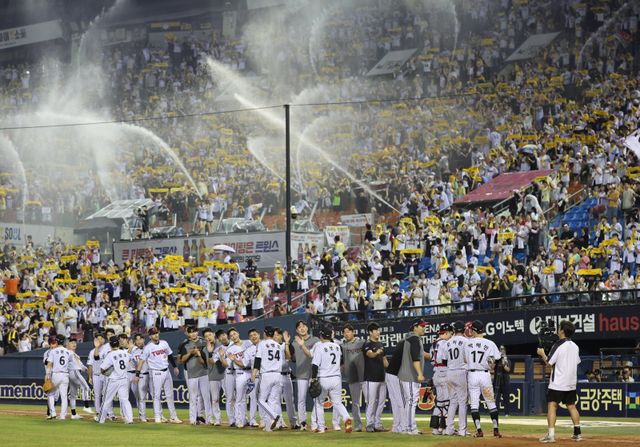 잠실 라이벌 두 팀이 가파른 8월 상승세를 보이고 있다. 단독 선두 굳히기에 나선 LG는 후반기 승률 1위를 기록, 70승에 선착하며 정규시즌 우승 확률 90%를 잡았다. 두산은 LG에 이어 후반기 승률 2위를 마크하며 가을야구 희망을 키우고 있다. 뉴시스