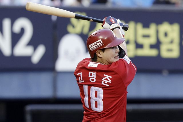 SSG 고명준은 21일 수원 KT와 원정경기를 앞두고 12일 만에 1군에 합류했다. 그는 치열한 중위권 싸움을 펼치는 팀에 활력을 불어넣어야 한다.｜뉴시스
