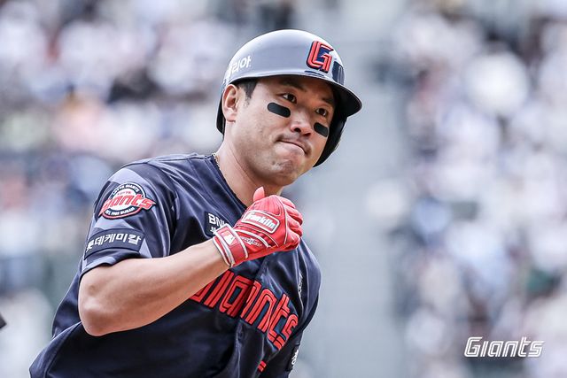 롯데 주장 전준우는 부상 회복 중 이례적으로 1군에 합류했다. 그는 덕아웃 리더로서 침체한 팀 분위기를 끌어올릴 계획이다. 사진제공｜롯데 자이언츠