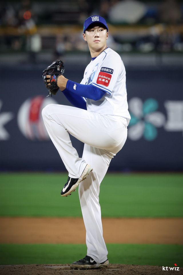 KT 김동현은 20일 수원 SSG와 홈경기에서 1군 데뷔전을 치렀다. 그는 위력적인 포심 패스트볼과 포크볼을 앞세워 1이닝 무실점을 기록하며 데뷔전을 성공적으로 마무리했다. 사진제공｜KT 위즈