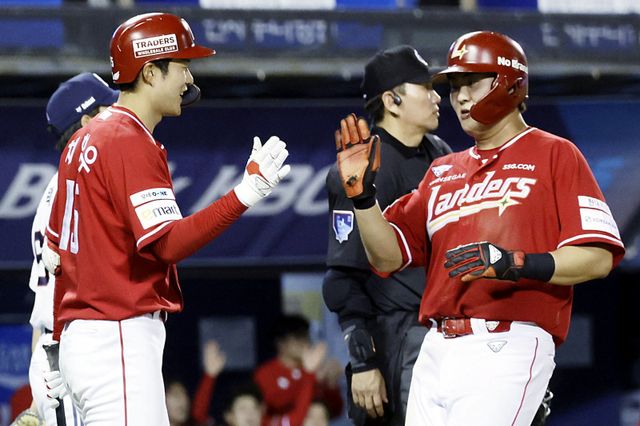 SSG 고명준(오른쪽)은 21일 수원 KT와 원정경기를 앞두고 12일 만에 1군에 합류했다. 그는 치열한 중위권 싸움을 펼치는 팀에 활력을 불어넣어야 한다.｜뉴시스