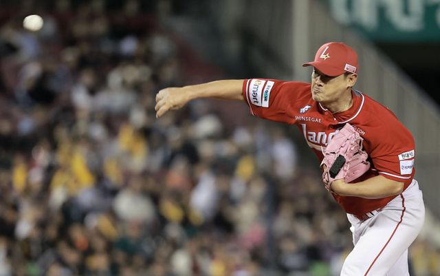 SSG 투수 노경은은 21일 수원 KT와 원정경기에서 9회말 1사 만루를 실점 없이 막아내며 팀 승리에 힘을 보탰다. 그는 8월 깔끔한 투구로 후반기 순위 싸움에 큰 힘이 되고 있다.｜뉴시스