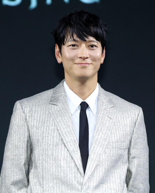 [서울=뉴시스] 김혜진 기자 = 배우 강동원이 10일 오전 서울 종로구 JW메리어트 동대문에서 열린 넷플릭스 영화 ‘전,란’ 제작보고회에서 포즈를 취하고 있다. ‘전,란’은 왜란이 일어난 혼란의 시대, 함께 자란 조선 최고 무신 집안의 아들 종려(박정민)와 그의 몸종 천영(강동원)이 선조(차승원)의 최측근 무관과 의병으로 적이 되어 다시 만나는 이야기를 그린다. 오는 11일 넷플릭스에서 공개. 2024.10.10. jini@newsis.com