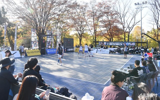 2025 코리아 3x3 올팍투어 시즌2가&nbsp;20일부터 서울 올림픽공원 3x3 전용 코트에서 진행 중이다. 사진은 지난해 대회에서 진행 중인 경기. 사진제공｜대한민국농구협회