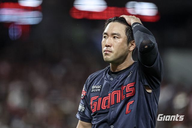 롯데 주장 전준우는 부상 회복 중 이례적으로 1군에 합류했다. 그는 덕아웃 리더로서 침체한 팀 분위기를 끌어올릴 계획이다. 사진제공｜롯데 자이언츠