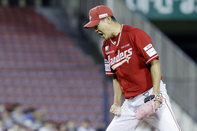 SSG 투수 노경은은 21일 수원 KT와 원정경기에서 9회말 1사 만루를 실점 없이 막아내며 팀 승리에 힘을 보탰다. 그는 8월 깔끔한 투구로 후반기 순위 싸움에 큰 힘이 되고 있다.｜뉴시스