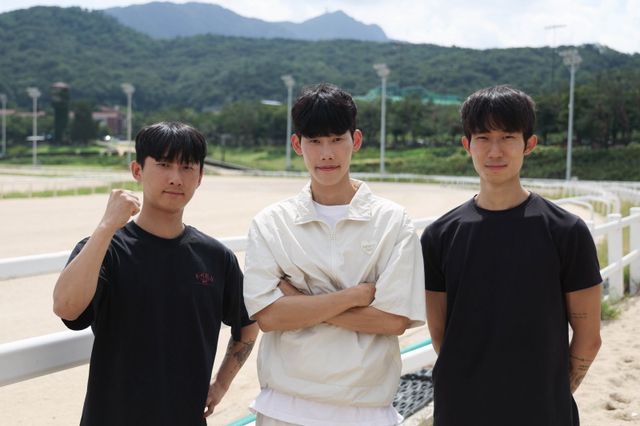렛츠런파크 서울에서 한국 경마의 새로운 시대를 열어갈 토종 신인 3총사 우인철, 권중석, 조성환 기수가 선전을 다짐하며 포즈를 취하고 있다. 사진제공 | 한국마사회