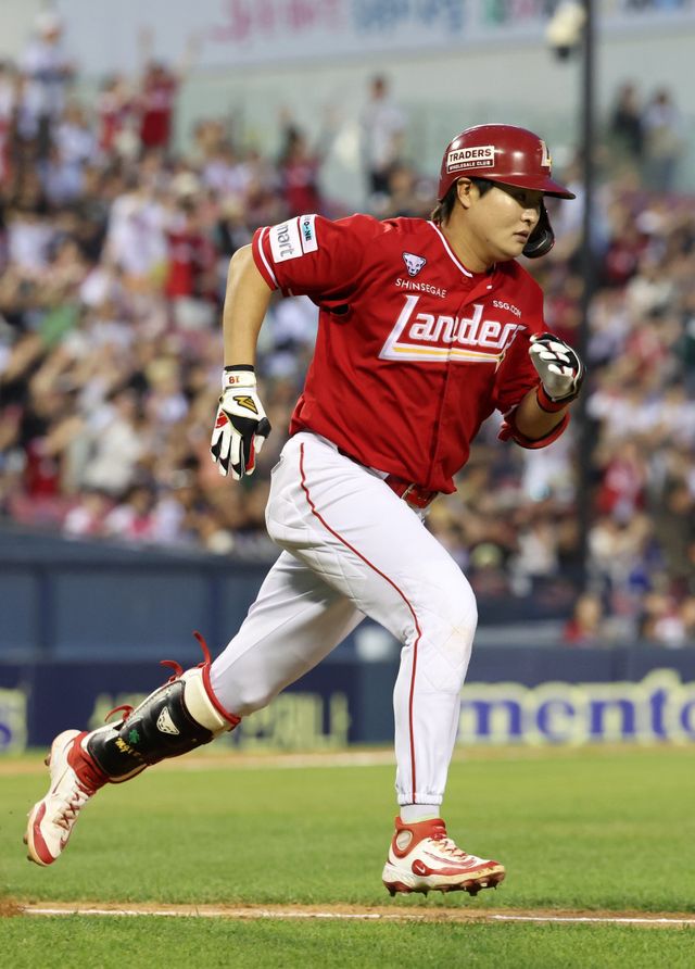 SSG 고명준은 21일 수원 KT와 원정경기를 앞두고 12일 만에 1군에 합류했다. 그는 치열한 중위권 싸움을 펼치는 팀에 활력을 불어넣어야 한다.｜뉴시스