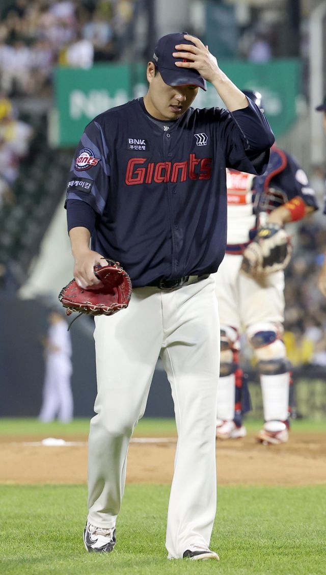 롯데 나균안이 20일 잠실 LG전에서 5.2이닝 3실점(2자책점)으로 잘 던지고도 승리와 인연을 맺지 못했다. 이날 팀이 2003년 이후 22년만에 10연패에 빠져 타격이 더욱 컸다. 김태형 롯데 감독도 “참 안 풀린다”고 안타까워했다. 전날 6회말 교체되는 나균안. 뉴시스