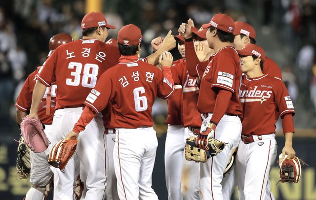 SSG 투수 노경은(38번)은 21일 수원 KT와 원정경기에서 9회말 1사 만루를 실점 없이 막아내며 팀 승리에 힘을 보탰다. 그는 8월 깔끔한 투구로 후반기 순위 싸움에 큰 힘이 되고 있다.｜뉴시스