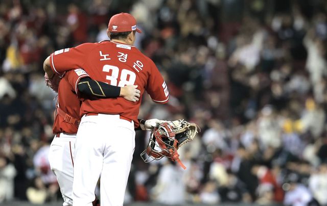 SSG 투수 노경은(38번)은 21일 수원 KT와 원정경기에서 9회말 1사 만루를 실점 없이 막아내며 팀 승리에 힘을 보탰다. 그는 8월 깔끔한 투구로 후반기 순위 싸움에 큰 힘이 되고 있다.｜뉴시스