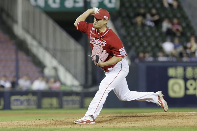 SSG 투수 노경은은 21일 수원 KT와 원정경기에서 9회말 1사 만루를 실점 없이 막아내며 팀 승리에 힘을 보탰다. 그는 8월 깔끔한 투구로 후반기 순위 싸움에 큰 힘이 되고 있다.｜뉴시스