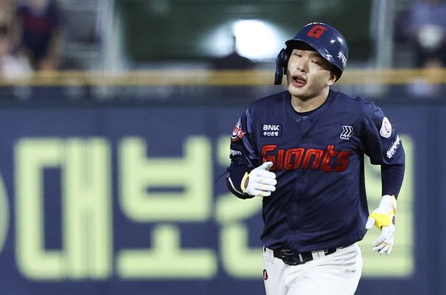 롯데 이호준이 21일 잠실 LG전에서 솔로홈런을 쳐낸 뒤 그라운드를 돌고 있다. 이민석의 데뷔 첫 홈런이었다. 잠실｜뉴시스