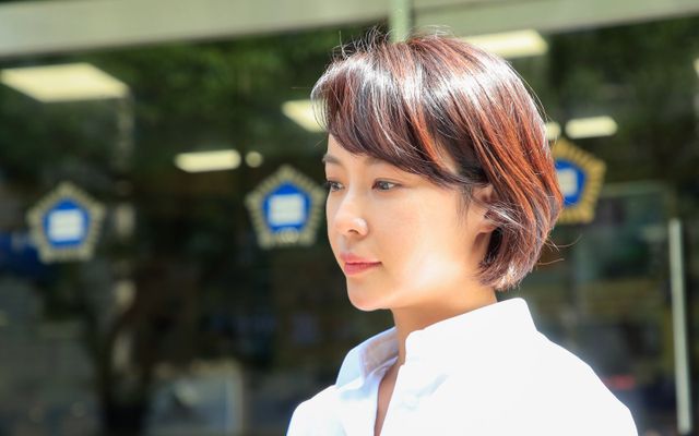 [제주=뉴시스] 우장호 기자 = 배우 황정음이 21일 오후 제주시 이도2동 제주지방법원에서 열린 특정경제범죄 가중 처벌 등에 관한 법률 위반(횡령) 혐의 사건 결심공판 출석 후 법원을 빠져나가고 있다. 2025.08.21. woo1223@newsis.com