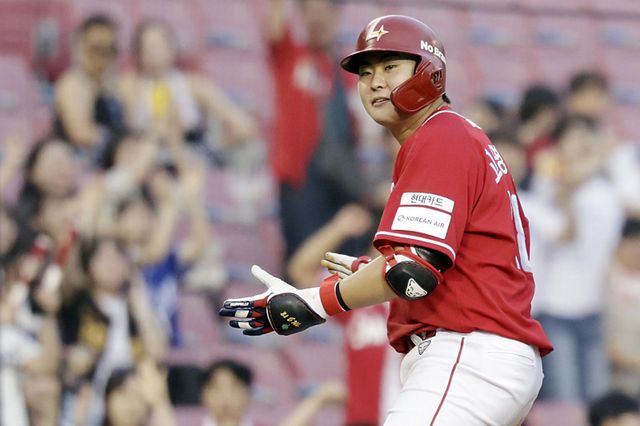 SSG 고명준은 21일 수원 KT와 원정경기를 앞두고 12일 만에 1군에 합류했다. 그는 치열한 중위권 싸움을 펼치는 팀에 활력을 불어넣어야 한다.｜뉴시스