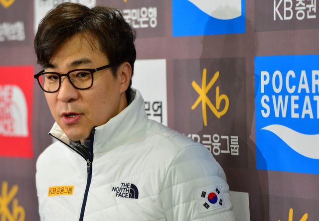김선태 감독이 쇼트트랙국가대표팀의 사령탑으로 내정됐다. 김 감독은 내년 2월 열릴 예정인 2026밀라노-코르티나담페초동계올림픽까지 대표팀을 이끌 것이 유력하다.뉴시스