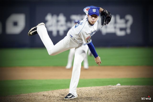KT 김동현은 20일 수원 SSG와 홈경기에서 1군 데뷔전을 치렀다. 그는 위력적인 포심 패스트볼과 포크볼을 앞세워 1이닝 무실점을 기록하며 데뷔전을 성공적으로 마무리했다. 사진제공｜KT 위즈