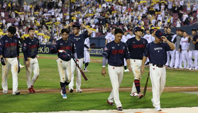 롯데는 20일 잠실 LG와 원정경기에서 패하며 10연패에 빠졌다. 2003년 7월 이후 22년 만에 불명예 기록을 썼다. 잠실｜뉴시스