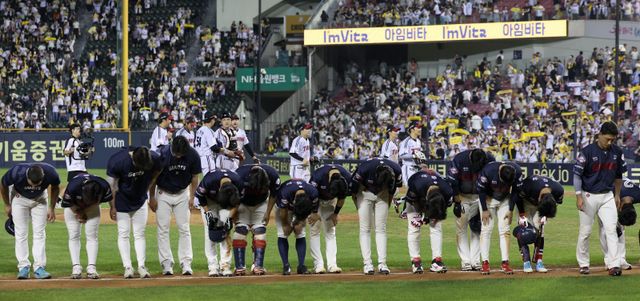 롯데는 20일 잠실 LG와 원정경기에서 패하며 10연패에 빠졌다. 2003년 7월 이후 22년 만에 불명예 기록을 썼다. 잠실｜뉴시스