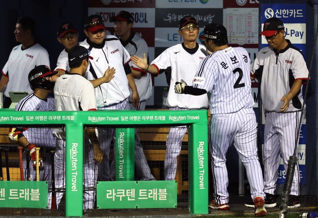 LG 문보경(2번)이 21일 잠실 롯데전에서 득점한 뒤 염경엽 감독과 하이파이브를 하고 있다. 잠실｜뉴시스