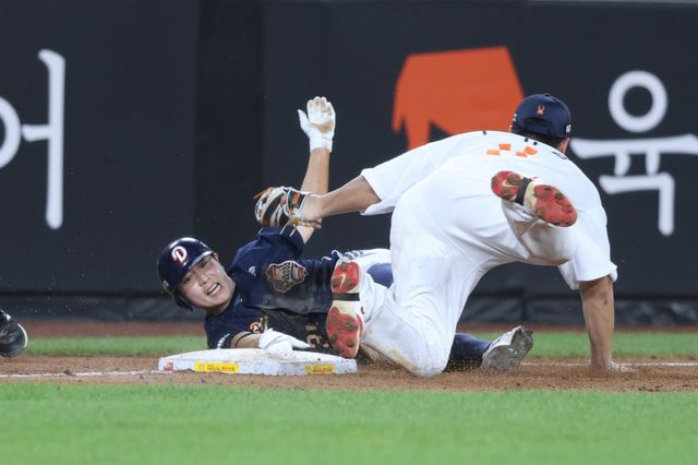 두산 정수빈(왼쪽)은 전준호 KBSN스포츠 해설위원의 KBO리그 통산 최다 3루타(100개)를 넘어설 가장 유력한 후보다. 스스로도 3루타에 대한 애착이 강해 “기록을 꼭 개고 싶다. 만약에 내가 기록을 깨트린다면 누구도 넘어서지 못했으면 좋겠다”고 의욕을 보였다. 19일 대전 한화전에서 3루타를 치고 3루에서 세이프되는 정수빈. 사진제공｜두산 베어스