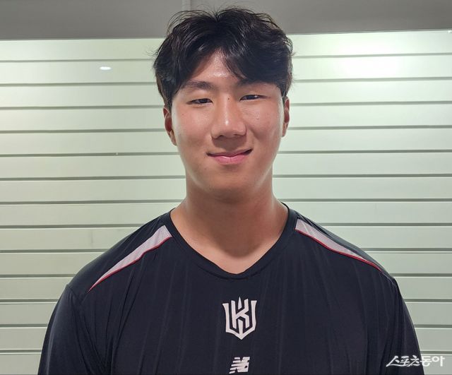 KT 김동현은 20일 수원 SSG와 홈경기에서 1군 데뷔전을 치렀다. 그는 위력적인 포심 패스트볼과 포크볼을 앞세워 1이닝 무실점을 기록하며 데뷔전을 성공적으로 마무리했다. 수원｜박정현 기자