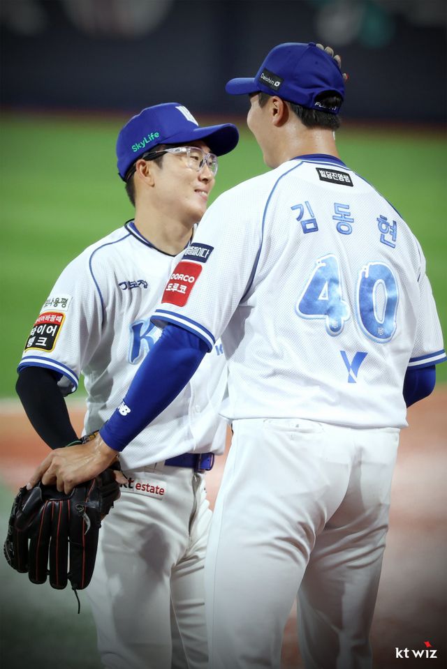 KT 김동현(오른쪽)은 20일 수원 SSG와 홈경기에서 1군 데뷔전을 치렀다. 그는 위력적인 포심 패스트볼과 포크볼을 앞세워 1이닝 무실점을 기록하며 데뷔전을 성공적으로 마무리했다. 사진제공｜KT 위즈