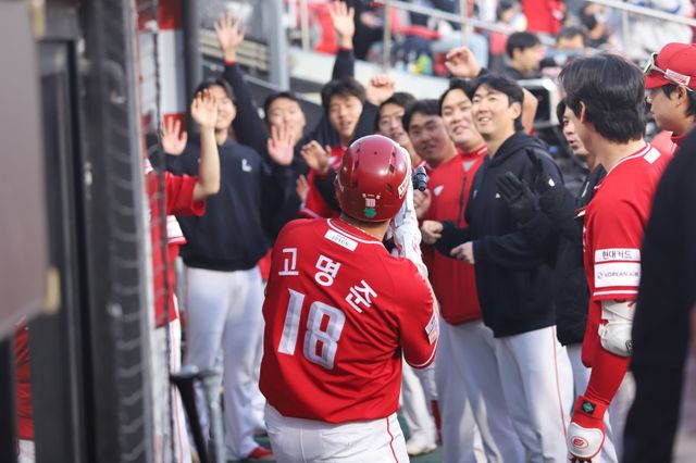 SSG 고명준(18번)은 21일 수원 KT와 원정경기에서 결승타를 비롯해 3타수 2안타 1타점으로 활약했다. 그는 2군에 다녀온 이후 타격감을 끌어올려 팀 승리에 힘을 보탰다. 사진제공｜SSG 랜더스