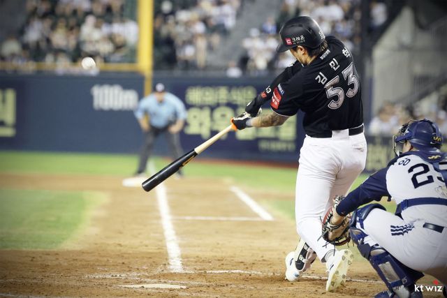 KT 김민혁이 22일 잠실 두산전에서 결승타 포함 4타수 2안타 3타점의 활약으로 팀의 13-8 승리를 이끌었다. 사진제공｜KT 위즈