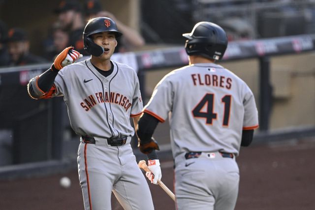 이정후(왼쪽)가 22일(한국시간) 샌디에이고와 원정경기에서 3타수 1안타를 기록하며 10연속경기 안타에 성공했다. 득점에 성공한 윌머 플로레스와 하이파이브를 하는 이정후. 샌디에이고(미 캘리포니아주)ㅣAP뉴시스