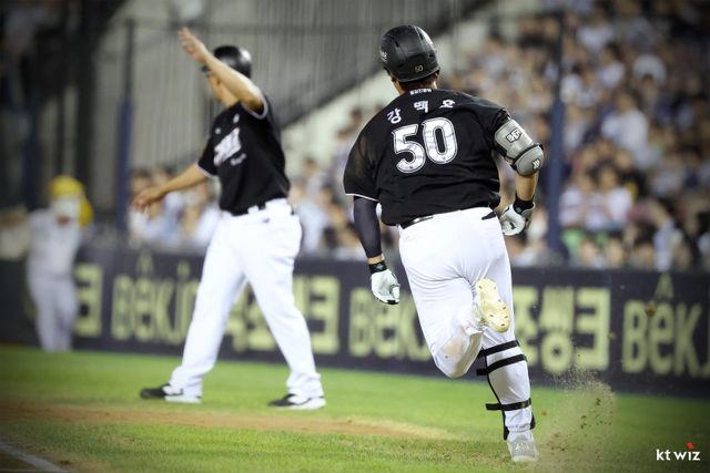 KT 위즈 강백호가 22일 잠실 두산전에서 5타수 3안타 1타점을 기록하며 팀의 13-8 승리를 이끌었다. 안타를 치고 1루로 달려가는 강백호. 사진제공｜KT 위즈
