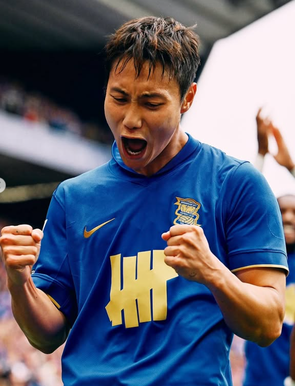 백승호가&nbsp;24일(한국시간) 영국 세인트앤드류스 스타디움에서 벌어진 옥스퍼드와 2025~2026시즌&nbsp;EFL&nbsp;3라운드 홈경기에 선발출전해 전반 40분 결승골을 터트린 뒤 포효하고 있다.&nbsp;풀타임을 소화하며 중원을 장악한 덕분에&nbsp;&nbsp;팀도 1-0으로 이겼다. 사진출처│버밍엄 시티 인스타그램