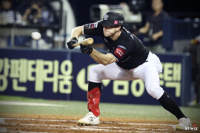 이강철 KT 감독은 24일 잠실 두산전에 앞서 새 외국인타자 앤드류 스티븐슨의 성실함을 칭찬하면서도 “출루율만 더 높였으면 좋겠다”고 주문했다. 최근 그를 하위타순에 배치한 것도 상대 투수의 유형을 지켜보며 분석하라는 메시지가 담겨있다. 23일 잠실 두산전에서 번트를 시도하는 스티븐슨. 사진제공｜KT 위즈