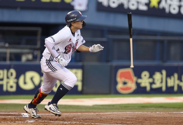 올 시즌 프로에 첫발을 내딛은 두산 박준순은 타석에서 맹타를 휘두르고 있지만, 3루 수비에는 다소 어려움을 겪고 있다. 조성환 두산 감독대행은 “박준순이 아마추어 시절 2루수를 맡았지만, 3루 수비에 문제가 없는 상황에서 2루수로도 가능성을 보는 게 이상적”이라고 밝혔다. 뉴시스