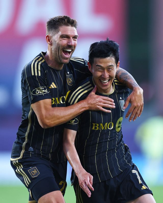 LAFC 손흥민(오른쪽)이 24일(한국시간) 도요타 스타디움에서&nbsp;열린 댈러스와 원정경기 전반 6분 프리킥 선제골을 넣었다. 그의&nbsp;MLS 무대&nbsp;데뷔골이다. 사진출처｜LAFC 페이스북