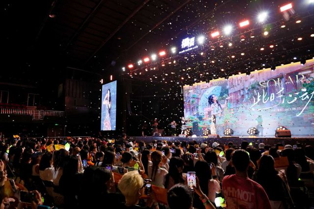 가수 팬미팅이라고 꼭 노래해야 하는 법은 없지만, 어색함은 지울 수 없다. 수년간 굳게 닫혔던 중국발 한한령의 해제 무드가 확연히 감돌고 있는 건 분명해 보인다. 지난 23일 중국 내 주요 도시에서 케이팝 아티스트들의 현지 팬미팅이 열렸다. 충칭에서 중국 팬덤과 만난 마마무의 솔라. 사진제공|알비더블유