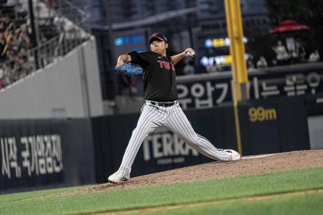 LG 송승기는 22일 광주 KIA전에 선발등판해 5이닝 4탈삼진 1실점 호투로 시즌 10승(5패)째를 거뒀다. 송승기가 10승을 달성하면서 LG는 3명의 투수가 올 시즌 두 자릿수 승리를 거두게 됐다. 9승을 마크한 손주영까지 10승을 기록하면, 1997년 이후 28년 만에 10승 투수 4명을 배출하게 된다. 사진제공｜LG 트윈스