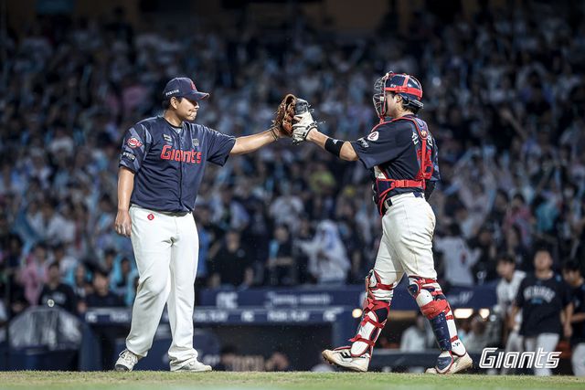 롯데가 24일 창원NC파크에서 열린 NC와 원정경기에서 17-5 승리로 12연패를 끊은 뒤, 9회말 승리를 지켜낸 박진(왼쪽)과 손성빈 배터리가 글러브와 포수 미트를 맞대고 있다. 사진제공｜롯데 자이언츠