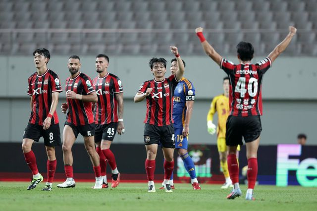 서울 황도윤(왼쪽 4번째)이 24일 서울월드컵경기장에서 열린 울산과 K리그1 홈경기에서 전반 막판 3번째 골을 터트리고 세리머니를 하고 있다. 사진제공｜한국프로축구연맹