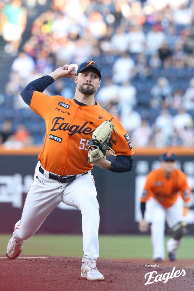 한화 라이언 와이스가 24일 대전 한화생명볼파크에서 열린 SSG전에 선발투수로 등판해 힘차게 공을 던지고 있다. 와이스는 감기와 장염 증세가 겹친 폰세를 대신해 4일 휴식 등판에 나섰다. 그는 6이닝 9탈삼진 2실점 호투로 시즌 14승(3패)째를 거뒀다. 사진제공｜한화 이글스