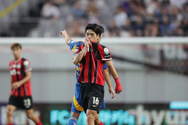 서울 최준(16번)이 24일 서울월드컵경기장에서 열린 울산과 K리그1 홈경기에서 전반 초반 선제골을 터트린 뒤 엠블럼에 키스하며 기뻐하고 있다. 사진제공｜한국프로축구연맹